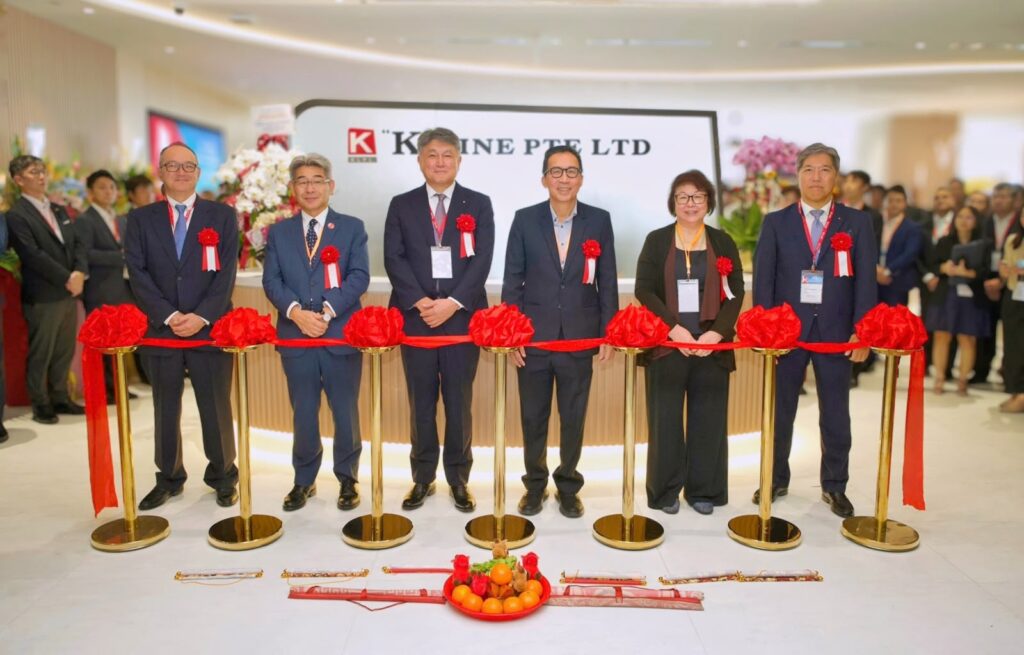 Photograph: (From left) Mr Takahiko Tsurukawa, President & CEO of “K” Line pte ltd; H.E. Ishikawa Hiroshi, Ambassador of Japan to Singapore; Mr Takenori Igarashi, President & CEO of Kawasaki Kisen Kaisha Ltd (K LINE); Mr Loh Khum Yean, Chairman of the Maritime and Port Authority of Singapore (MPA); Ms Tan Beng Tee, Executive Director of the Singapore Maritime Foundation (SMF); and Mr. Michitomo Iwashita, Senior Managing Corporate Officer, Responsible for Dry Bulk Carriers Unit, K LINE at the ribbon-cutting ceremony marking the official opening of K Line Pte Ltd's new office at Keppel South Central, Singapore.